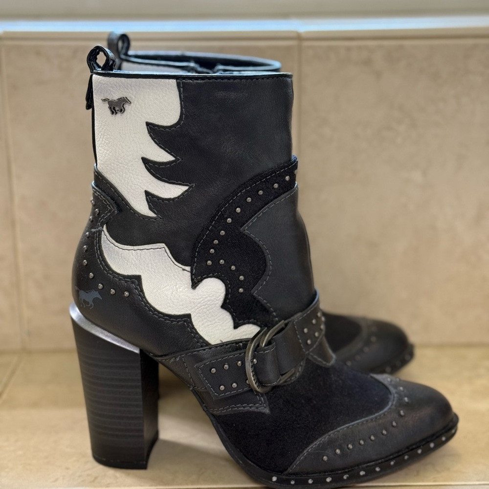 NEW MJ Mustang Black and White Heeled Boots